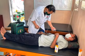 Ngư dân Lê Đức Dương được chăm sóc sức khỏe trên tàu Biên phòng CN09.
