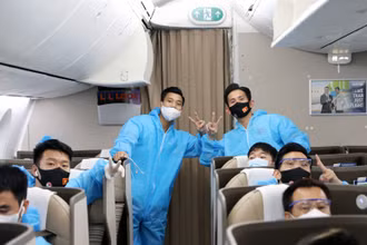Đội tuyển Việt Nam được bố trí ngồi tại khoang riêng biệt và mặc trang phục bảo hộ trong suốt hành trình bay. (Ảnh: VFF)