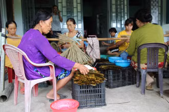 Cả gia đình “chạy đua” cho kịp sản phẩm. 