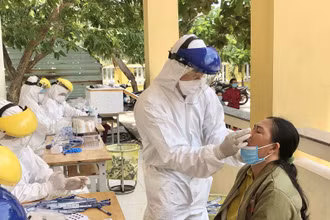 Khẩn trương xét nghiệm, test nhanh cho người dân Phổ Châu và Phổ Thạnh nhằm sàng lọc, phát hiện sớm ca bệnh trong cộng đồng. 