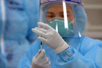 Nhân viên y tế Việt Nam tiêm vaccine ngừa Covid-19 cho người dân. (Ảnh: DUY LINH)