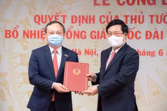 Phó Thủ tướng Phạm Bình Minh trao Quyết định bổ nhiệm Tổng Giám đốc Đài Tiếng nói Việt Nam cho đồng chí Đỗ Tiến Sỹ.