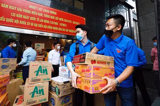 Đoàn viên, thanh niên Khối các cơ quan T.Ư vận chuyển nhu yếu phẩm, trang thiết bị y tế hỗ trợ các địa phương chống dịch Covid-19 từ sáng sớm.