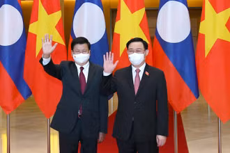 Chủ tịch Quốc hội Vương Đình Huệ và Tổng Bí thư, Chủ tịch nước Lào Thongloun Sisoulith tại lễ đón. Ảnh: Duy Linh.
