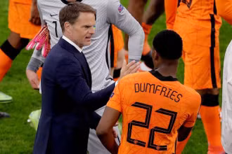 De Boer và Dumfries, hai nhân tố làm nên chiến thắng của Hà Lan. (Ảnh: Getty Images)   