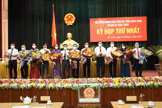 Lãnh đạo tỉnh Hà Tĩnh tặng hoa chúc mừng các đồng chí được bầu giữ chức danh chủ chốt Hội đồng nhân dân, Ủy ban nhân dân tỉnh nhiệm kỳ 2021 -2026.