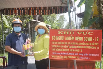 Anh Trần Văn Hải tặng nước giải khát cho lực lượng phòng chống dịch.