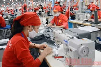May áo veston xuất khẩu tại Xí nghiệp may Hưng Hà, Thái Bình (Tổng công ty May 10). Ảnh: ĐĂNG ANH.