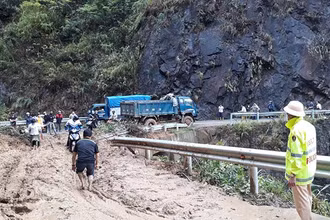 Sạt lở làm tắc đường từ thị xã Nghĩa Lộ đi huyện Trạm Tấu vào đêm 9-6. Ảnh: yenbai.gov.vn