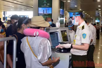 Kiểm tra an ninh tại sân bay Nội Bài. (Ảnh: Duy Linh)
