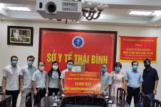 Công ty TNHH Medicon trao tặng Sở Y tế tỉnh Thái Bình vật phẩm y tế trị giá 1 tỷ 350 triệu đồng để hỗ trợ công tác phòng, chống dịch.