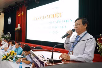 Ông Trần Minh Hùng (người cầm mic) phát biểu trong một hội nghị tại Đại học Đồng Nai.
