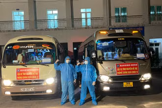 Đội tình nguyện hỗ trợ phòng, chống Covid-19 vận chuyển đội ngũ y bác sĩ (Ảnh: Giáp Hiền).