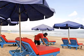 Nhân viên du lịch dọn dẹp, khử khuẩn tại Bali (Ảnh: AP)