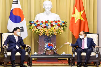 Chủ tịch nước Nguyễn Xuân Phúc tiếp Bộ trưởng Ngoại giao Hàn Quốc Chung Eui Yong chào xã giao. (Ảnh: Bộ Ngoại giao)