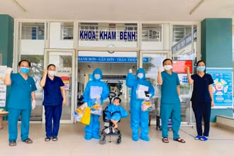 Bệnh nhân Covid-19 nhỏ tuổi nhất tại Đà Nẵng xuất viện chiều nay, 7-6.