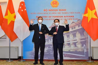 Bộ trưởng Ngoại giao Bùi Thanh Sơn và người đồng cấp Singapore Vivian Balakrishnan. (Ảnh: Bộ Ngoại giao)