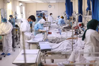 Bác sĩ kiểm tra sức khỏe người bệnh Covid-19 tại một bệnh viện ở Kabul, Afghanistan, tháng 5-2021. (Ảnh: AP)