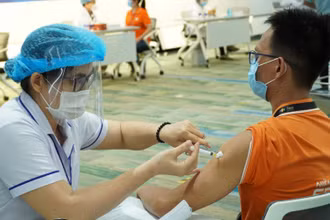 Tiêm vaccine phòng Covid-19 cho công nhân Công ty FPT Software tại Khu Công nghệ cao.