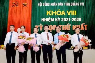 Ủy viên Tung ương Đảng, Bí thư Tỉnh ủy Quảng Trị Lê Quang Tùng và Phó Bí thư Thường trực Tỉnh ủy Nguyễn Đăng Quang tặng hoa chúc mừng Chủ tịch và các Phó Chủ tịch UBND tỉnh Quảng Trị vừa tái đắc cử.