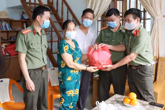 Lực lượng An ninh Công an tỉnh Thanh Hóa trao tặng quà cho đồng đội có gia cảnh khó khăn.