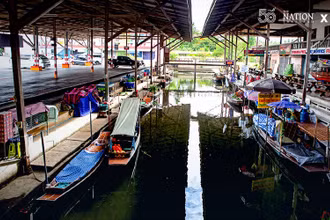 Khu chợ nổi Amphawa vốn là nơi hút du khách nay đìu hiu trong đại dịch (Ảnh: THENATIONTHAILAND)