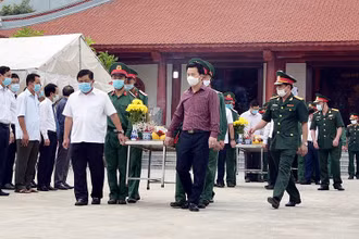 Đồng chí Nguyễn Chí Dũng, Bộ trưởng Kế hoạch và đầu tư và đồng chí Đặng Quốc Khánh, Bí thư Tỉnh ủy tỉnh Hà Giang tiễn đưa linh cữu các Anh hùng liệt sĩ về nơi yên nghỉ cuối cùng. (Ảnh: baohagiang.vn)