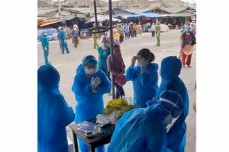 Chuẩn bị lấy mẫu xét nghiệm cho tiểu thương chợ đầu mối Vinh.