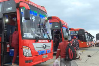 Bến xe liên tỉnh Phú Yên ngày thường có hàng chục xe vận chuyển hành khách đi về tuyến Tuy Hòa - TP Hòi Chí Minh.