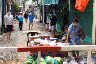 Người dân quận Gò Vấp trong khu cách ly nhận nhu yếu phẩm từ gian hàng 0 đồng, trong thời gian giãn cách xã hội.