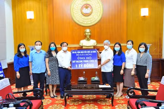 Đại diện lãnh đạo Bộ Xây dựng trao ủng hộ Quỹ vaccine phòng Covid-19 đến lãnh đạo Mặt trận Tổ quốc Việt Nam.