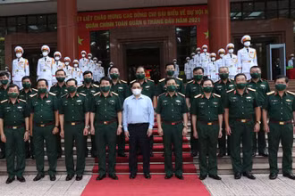 Thủ tướng Phạm Minh Chính chụp ảnh cùng các đồng chí trong Quân ủy Trung ương, lãnh đạo Bộ Quốc phòng.