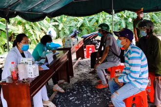 Người dân khai báo y tế tại một chốt kiểm soát dịch trên địa bàn huyện Tháp Mười.