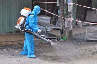 Ngành y tế tiến hành phun tiêu độc, khử trùng tại một ổ dịch trên địa bàn xã Long Trung, huyện Cai Lậy (Tiền Giang).