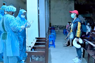 Báo Nhân Dân đã vận động tài trợ 500 bộ đồ bảo hộ và 500 bộ sát trùng chuyên dụng trong khu cách ly cho tỉnh Sóc Trăng.