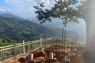 Hàng rào và cọc quanh hai cây thiêng, dự tính trong hạng mục Chòi ngắm cảnh ở Choản Thèn. (Ảnh: Ly Xá Xuy)