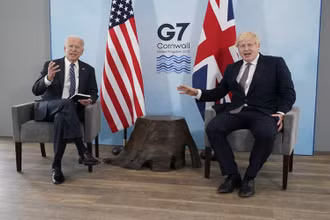 Tổng thống Biden và Thủ tướng Johnson gặp song phương trước khi tham gia hội nghị cấp cao G7. (Ảnh: AP)