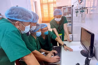Các bác sĩ kiểm tra hệ thống theo dõi điều trị từ xa. (Ảnh: Trung Thành)