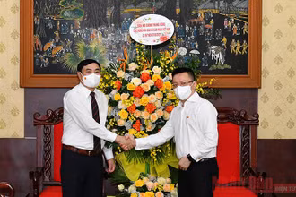 Đồng chí Trần Quốc Cường, Phó Trưởng Ban Nội chính Trung ương và đồng chí Lê Quốc Minh, Tổng Biên tập Báo Nhân Dân. (Ảnh: THỦY NGUYÊN)