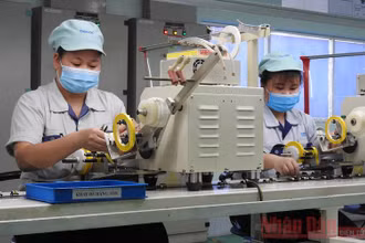 Công nhân sản xuất theo quy định giãn cách tại công ty Tabuchi (Nhật Bản) tại khu công nghiệp Đại Đồng, Hoàn Sơn, Bắc Ninh (Ảnh minh họa: Thái Sơn)..