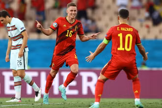 Thorgan Hazard ăn mừng bàn thắng vào lưới Bồ Đào Nha với anh trai Eden Hazard, giúp tuyển Bỉ bước vào tứ kết Euro 2020. (Ảnh: Getty Images)