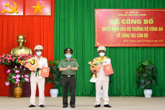 Đại tá Trần Văn Toản (giữa) trao Quyết định điều động và bổ nhiệm của Bộ trưởng Công an cho Đại tá Phạm Duy Hoàng (bên phải ảnh) và Đại tá Lê Thanh Hùng (bên trái ảnh).