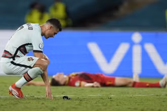 Ronaldo cúi đầu chấp nhận thất bại ở vòng 1/8 Euro 2020. (Ảnh: Getty Images)  
