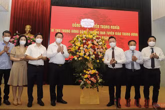 Đồng chí Nguyễn Trọng Nghĩa cùng đoàn Ban Tuyên giáo Trung ương tặng hoa chúc mừng Báo Nhân Dân nhân kỷ niệm 96 năm Ngày báo chí cách mạng Việt Nam.