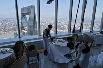 J Hotel nằm ở những tầng cao nhất của tòa tháp Thượng Hải (Ảnh: Straitstimes) 