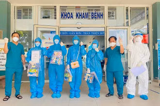 Bốn bệnh nhân được điều trị khỏi Covid-19 và xuất viện tại Trung tâm y tế huyện Hòa Vang sáng 5-6.