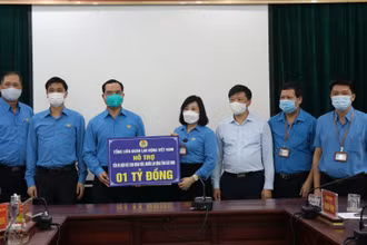 Chủ tịch Tổng Liên đoàn Nguyễn Đình Khang trao quà hỗ trợ đoàn viên, người lao động tỉnh Bắc Ninh bị ảnh hưởng của dịch Covid-19.