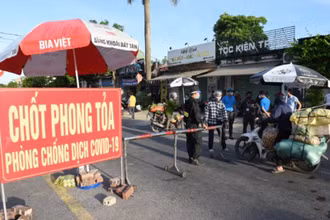Các chốt phong tỏa đường ra vào thành phố Vinh kiểm soát chặt người ra vào thành phố.