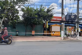 Phong tỏa điểm bán trà sữa của ca bệnh liên quan ổ dịch tại phường Tân Phước Khánh.