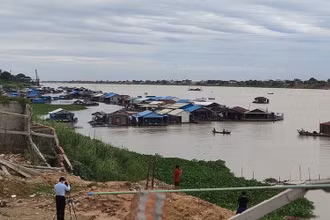 Nhiều gia đình gốc Việt đưa nhà nổi và bè cá về tập trung tại khúc sông thuộc quận Prek Pnov, chiều 12-6, trong khi chờ tìm chỗ định cư mới.
